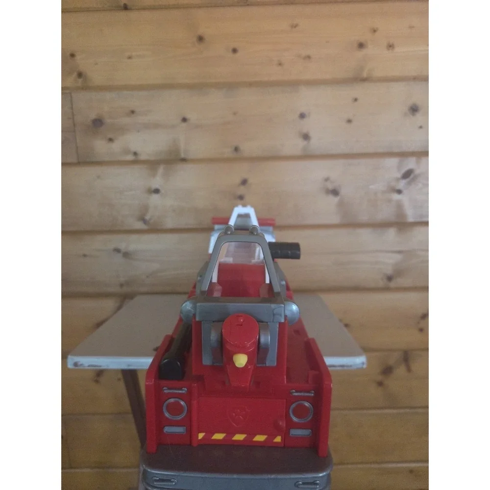 Paw Patrol Ultimate Rescue Fire Truck Toy with 2 With An‎ Extendable Ladder.